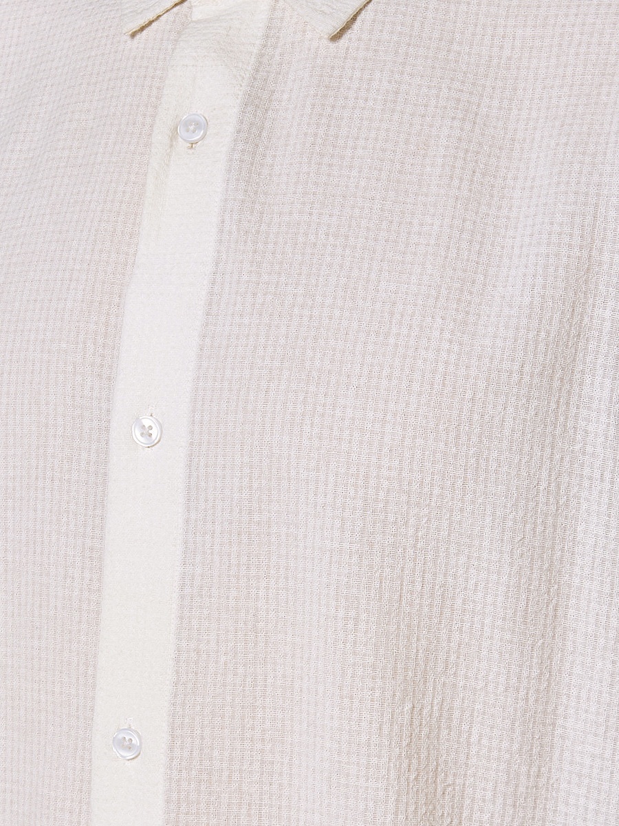 Men Regular Fit Collared Textured Short Sleeves Shirt