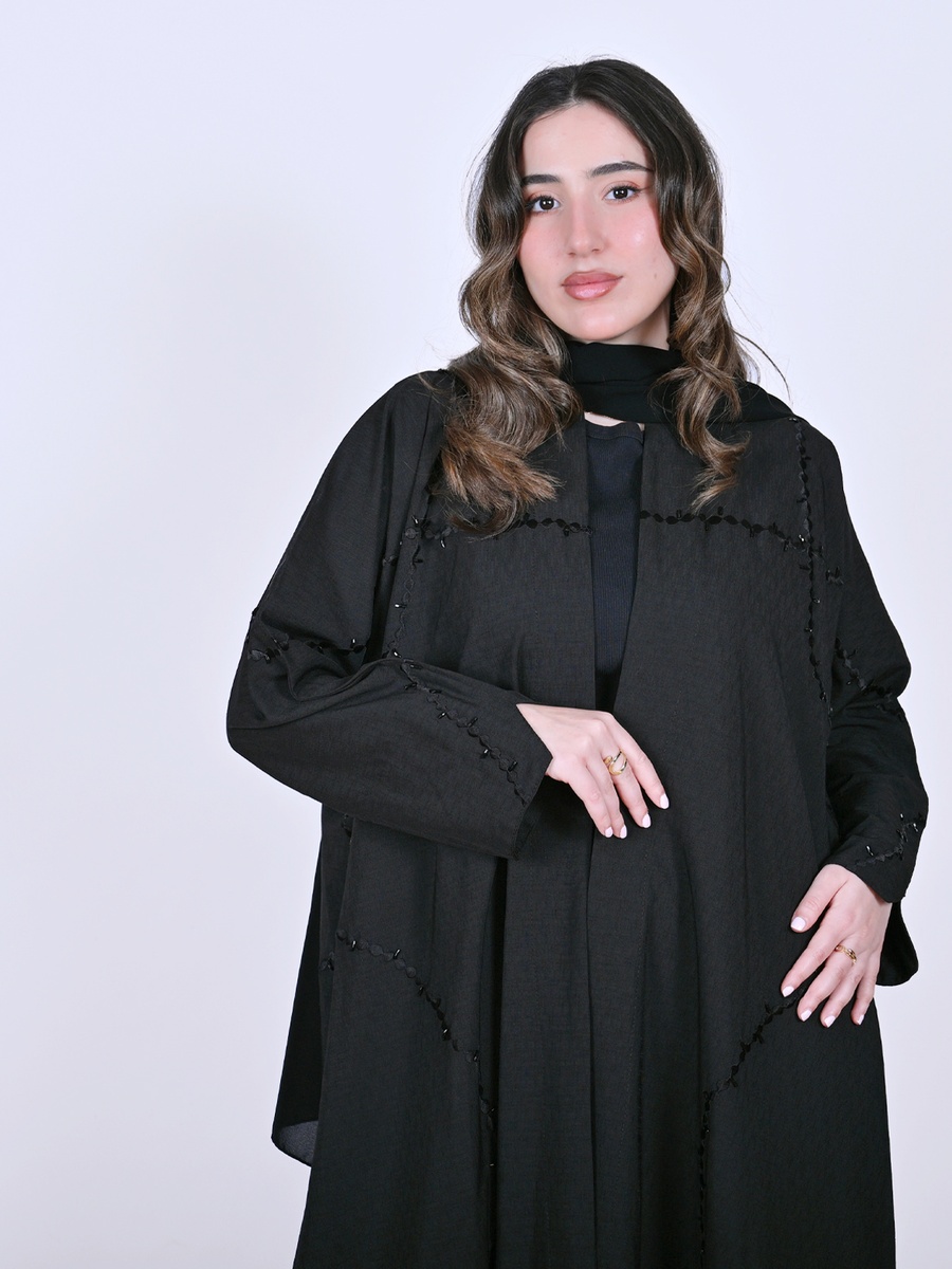 عباية ملفوفة بخرز