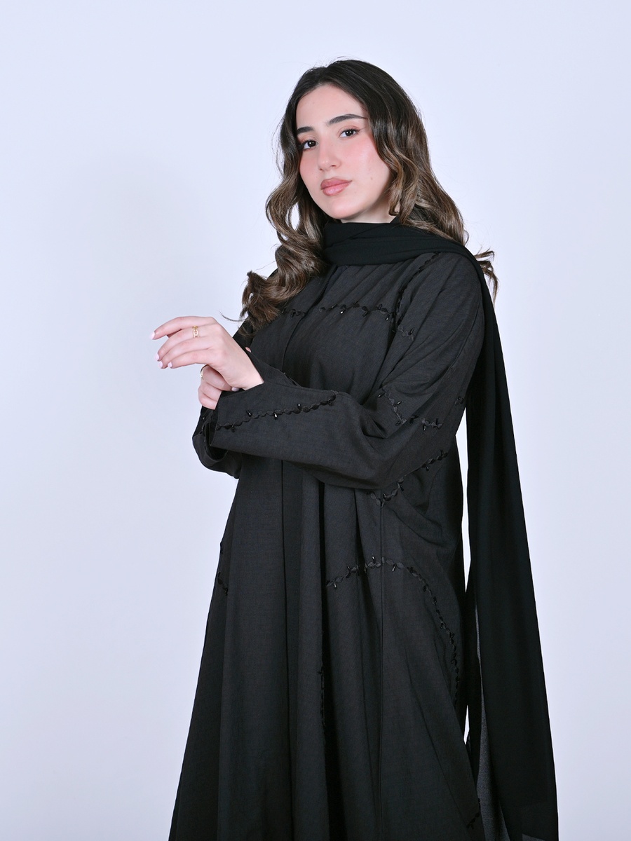 عباية ملفوفة بخرز