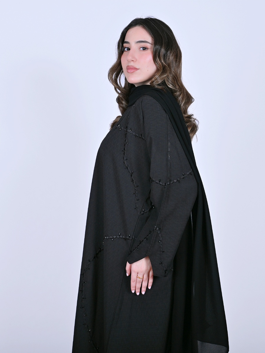 عباية ملفوفة بخرز
