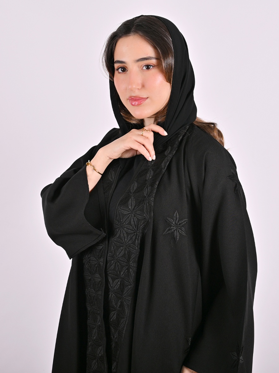 عباية مطرزة بحافة واسعة