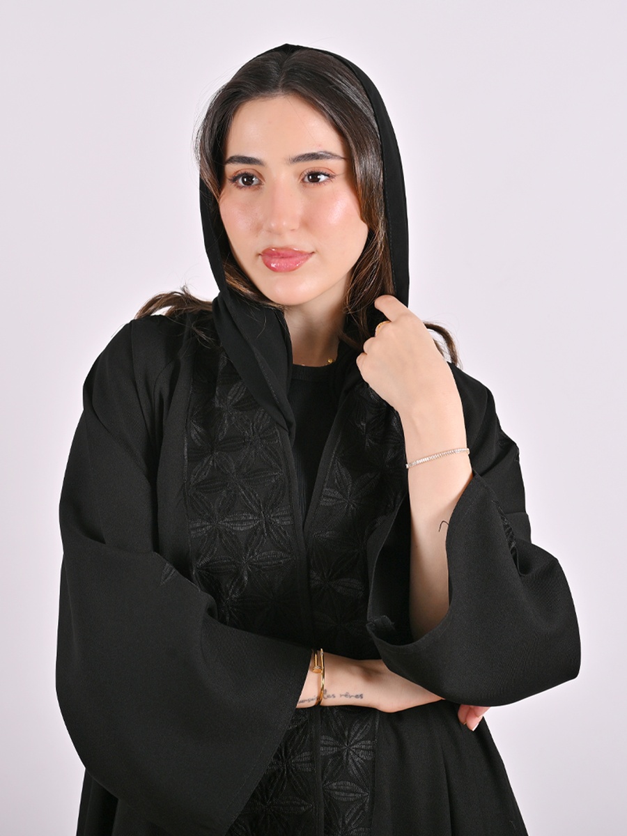 عباية مطرزة بحافة واسعة