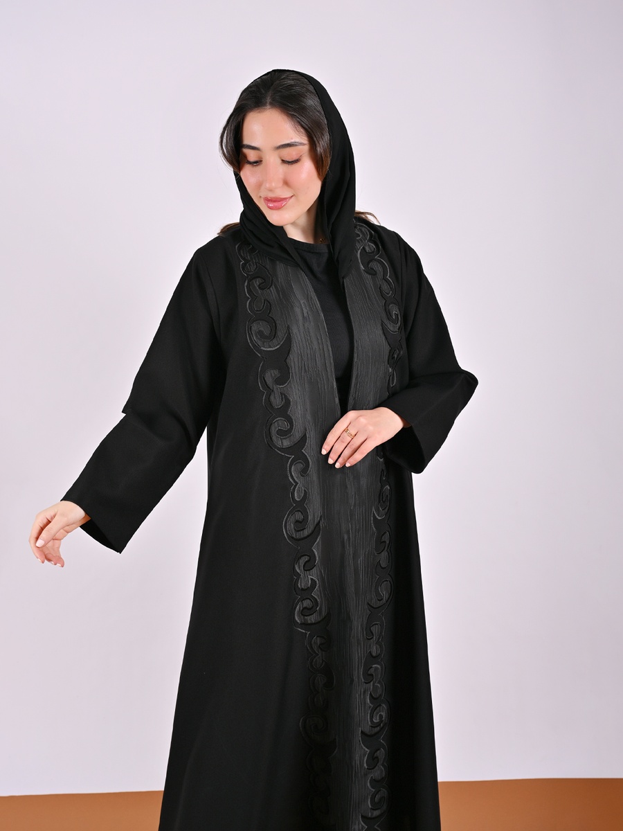 عباية ملفوفة بجاكار منقوش