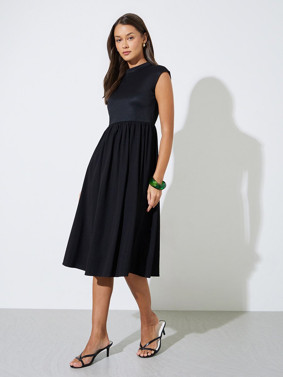 Black Solid Sleeveless Pleated A-Line Midi Dress