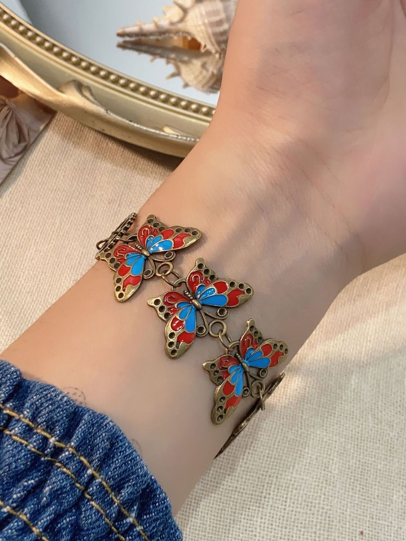 سوار فراشة بتصميم عتيق