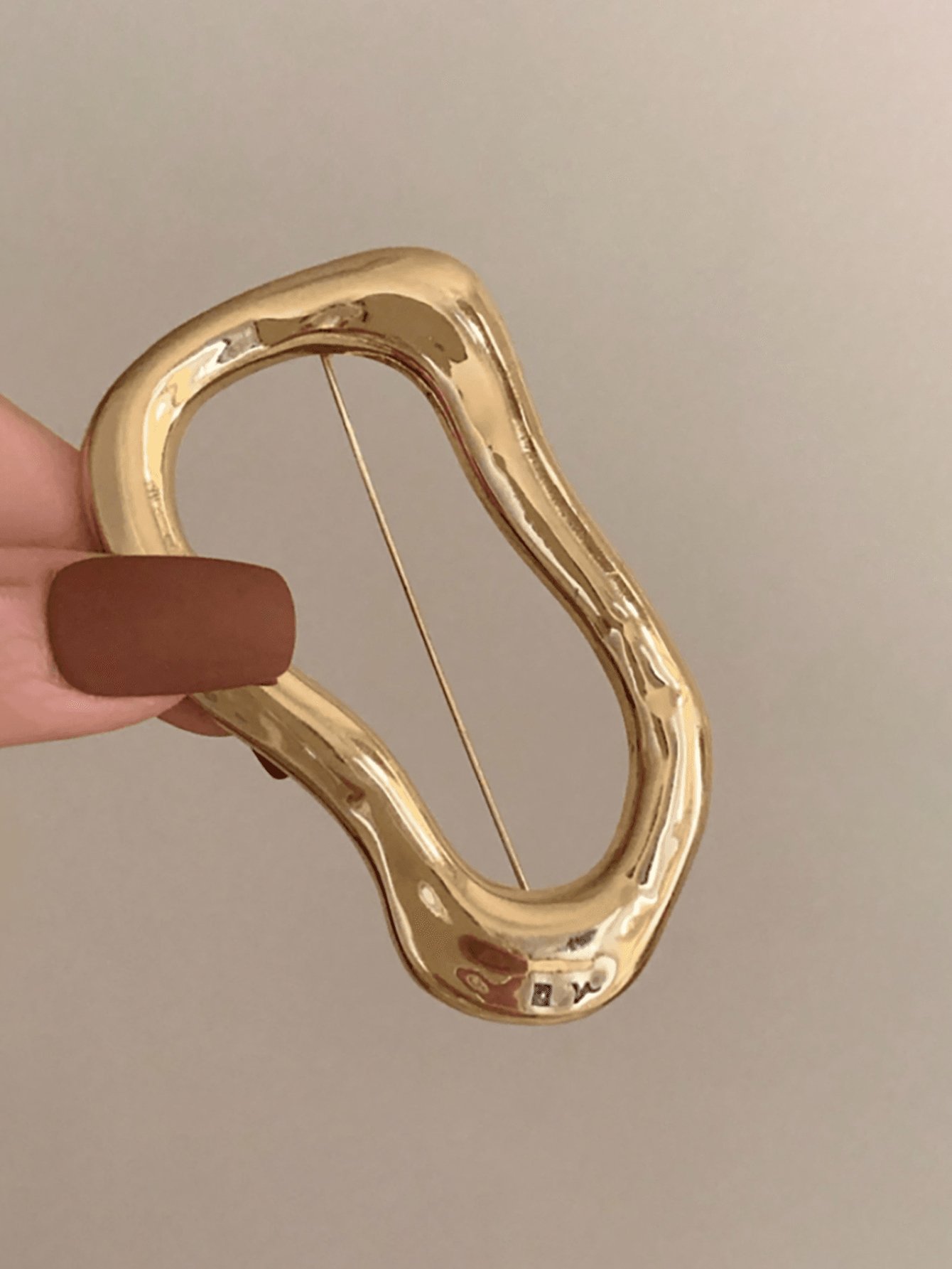 بروش أنيق بتصميم دائرى غير منتظم