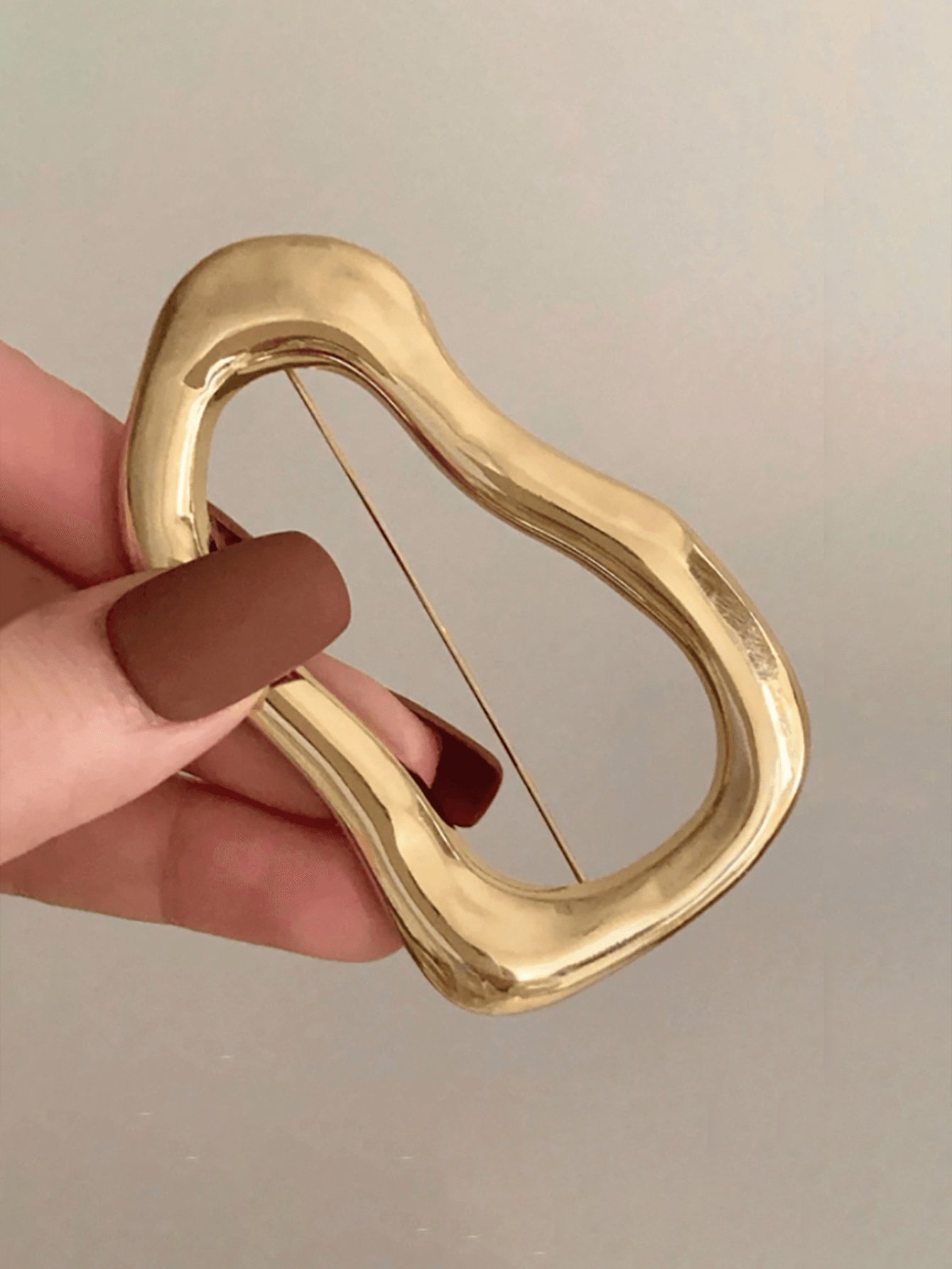 بروش أنيق بتصميم دائرى غير منتظم