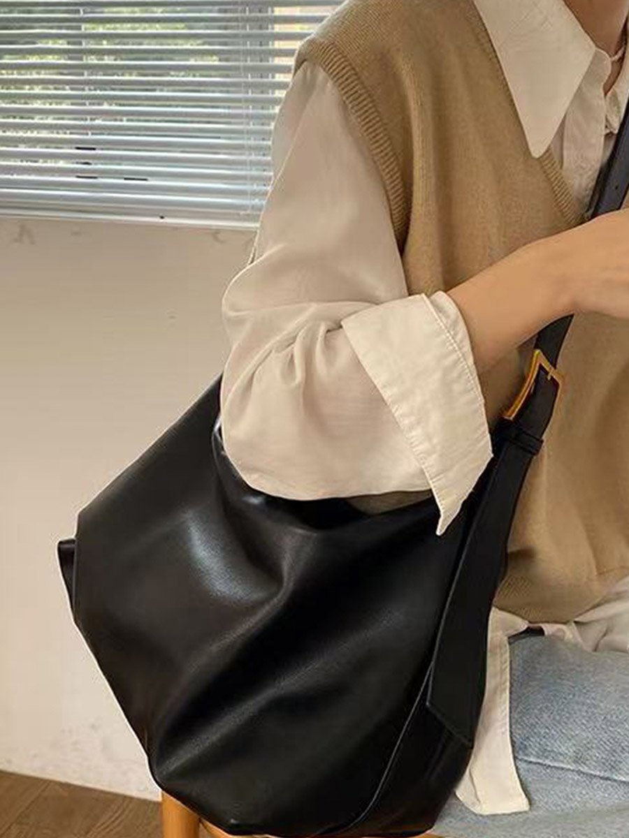 حقيبة كروس بودي سادة بسحاب سوداء