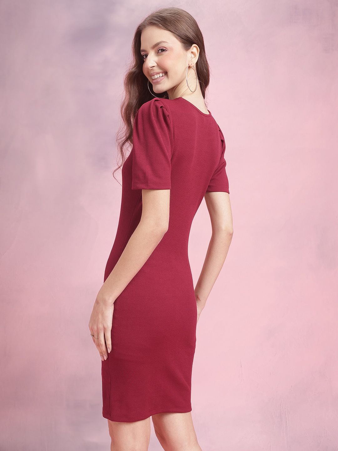 فستان حتى الركبة بقصة ضيقة للحفلات وأكمام قصيرة منفوخة
