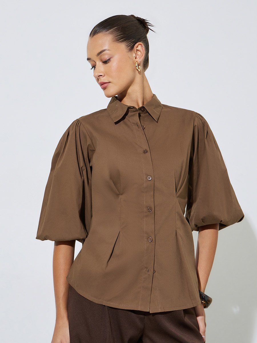 قميص بيبلوم بأكمام منفوخة وتفاصيل زمزمات بني سادة