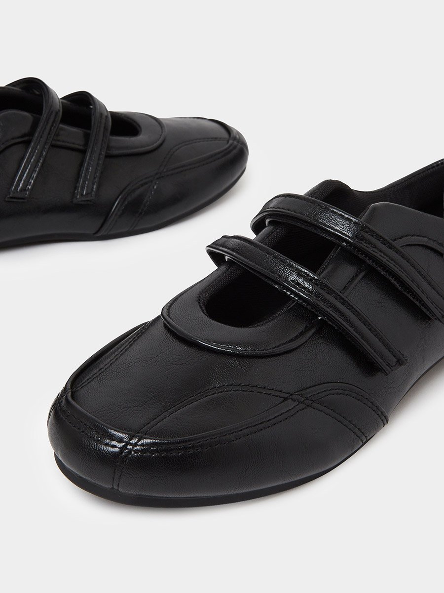 Black Solid Round Toe Velcro Sneakers