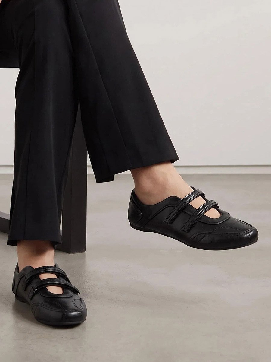 Black Solid Round Toe Velcro Sneakers