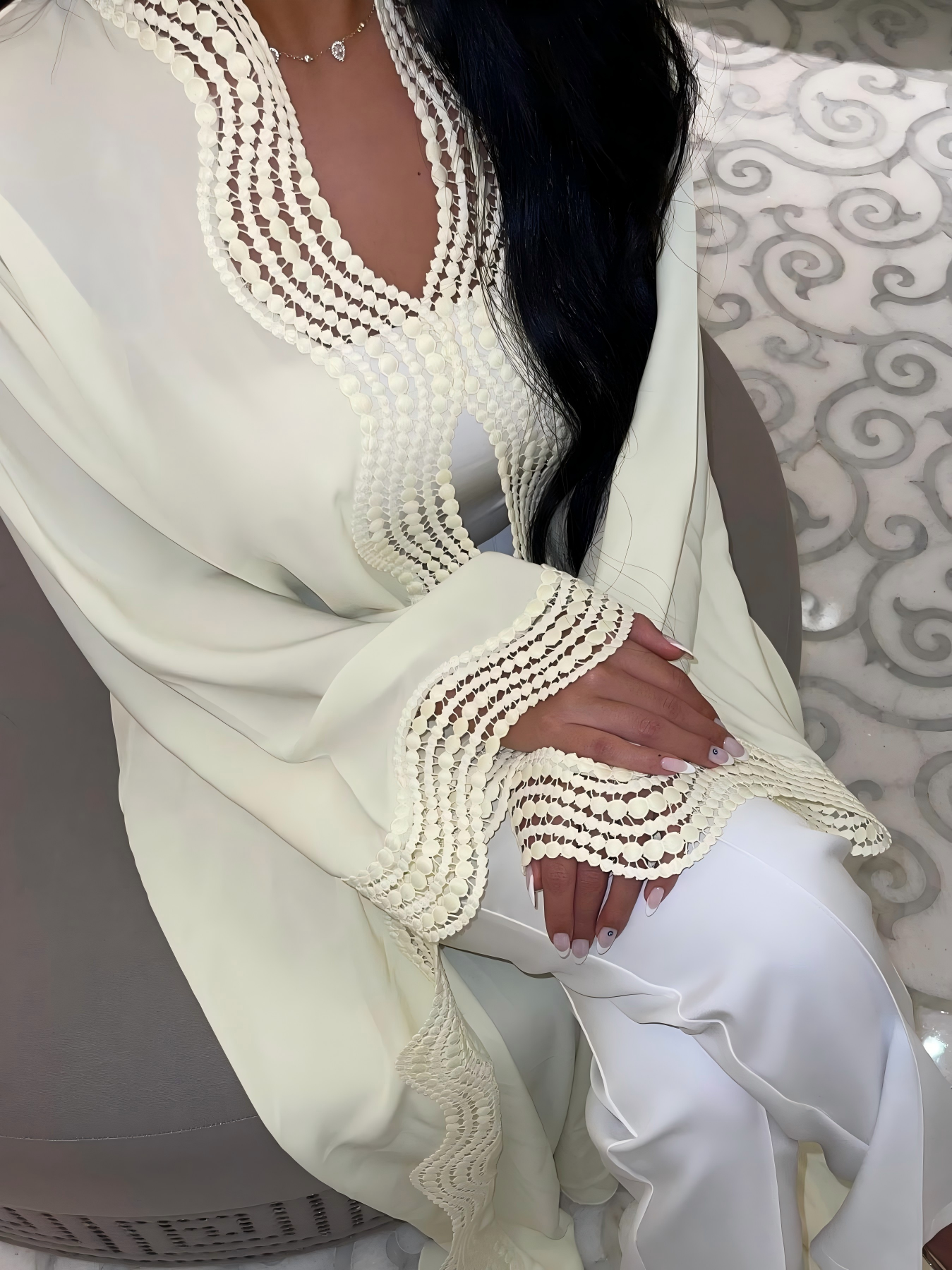 عباية مزينة باللون الأصفر
