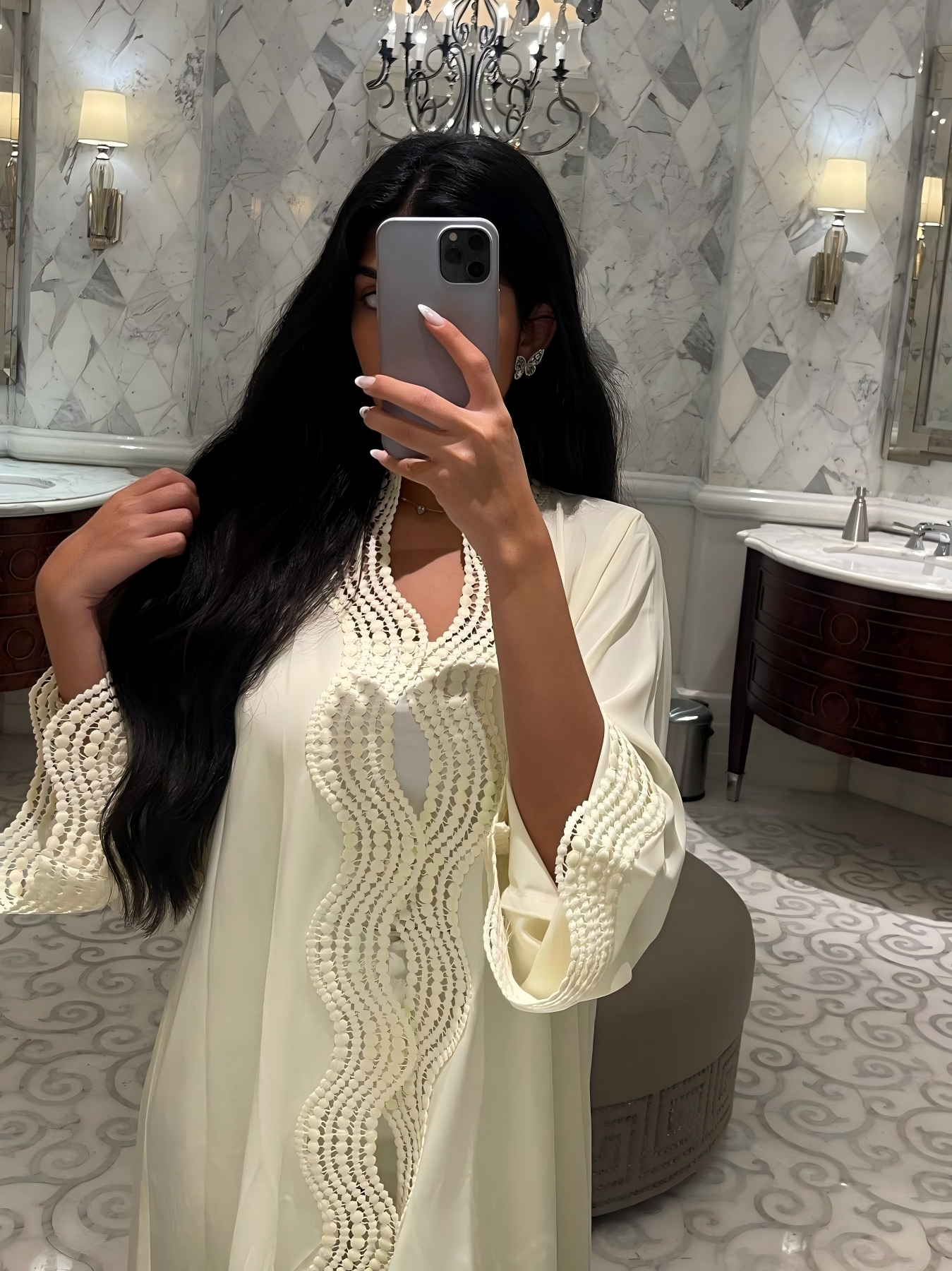 عباية مزينة باللون الأصفر