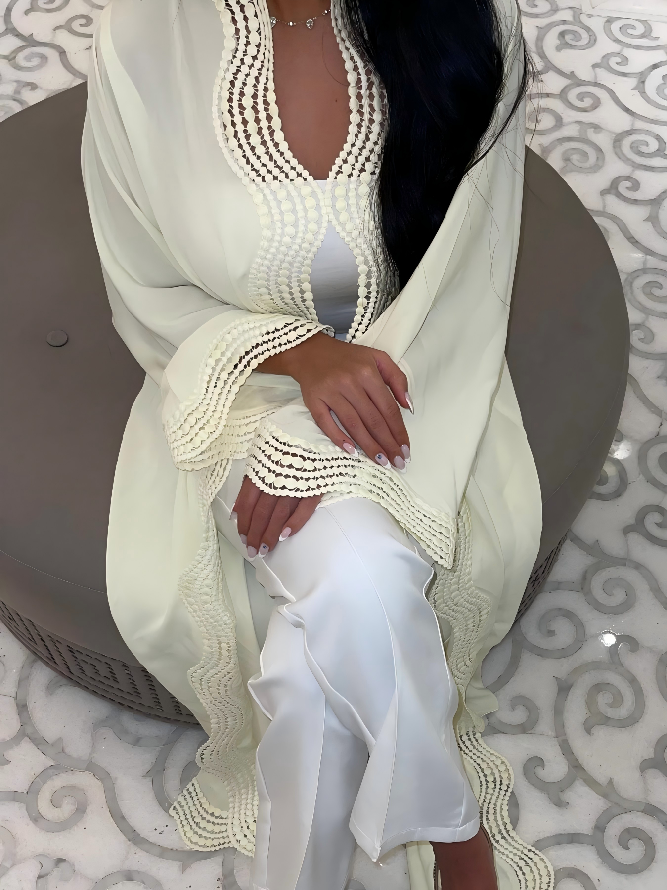 عباية مزينة باللون الأصفر