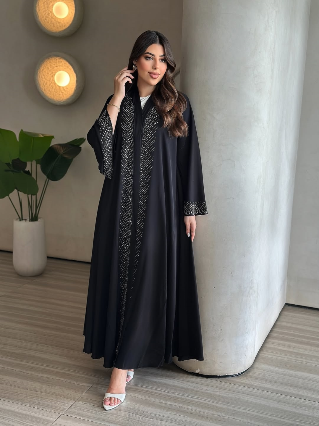 عباية مزينة باللون الأسود