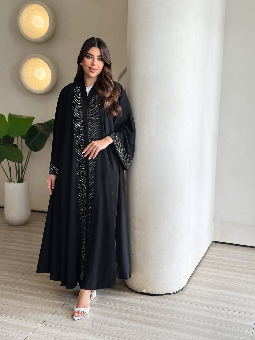 عباية مزينة باللون الأسود