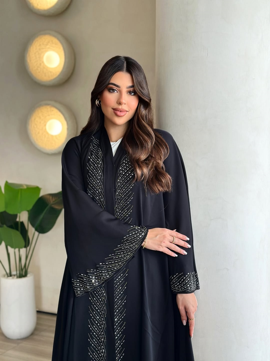 عباية مزينة باللون الأسود