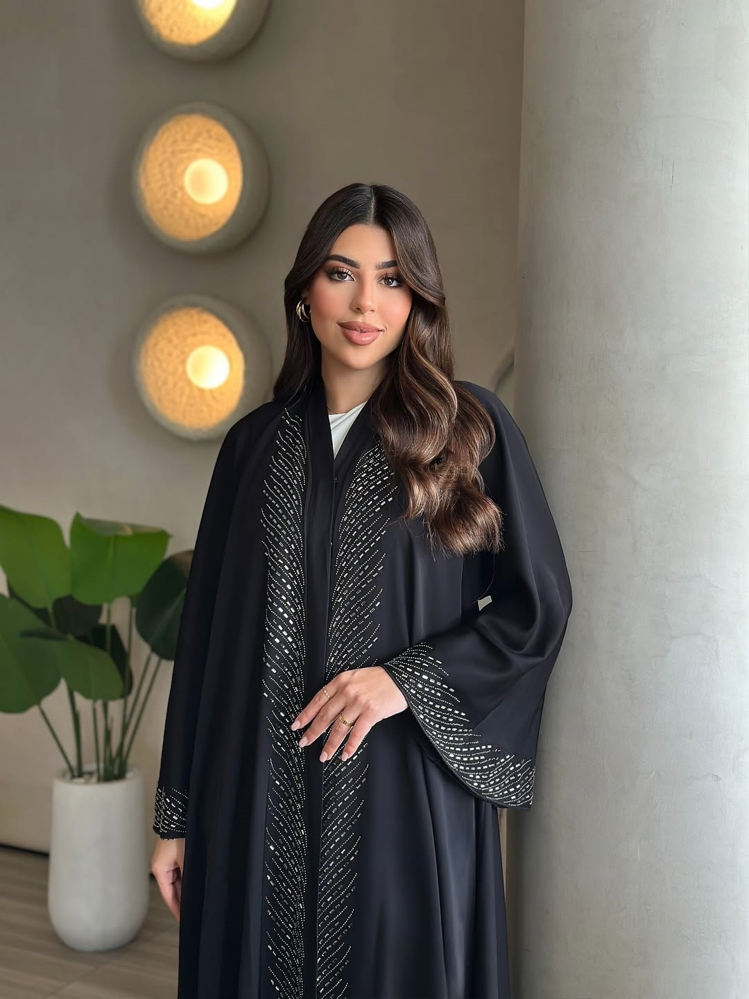عباية مزينة باللون الأسود