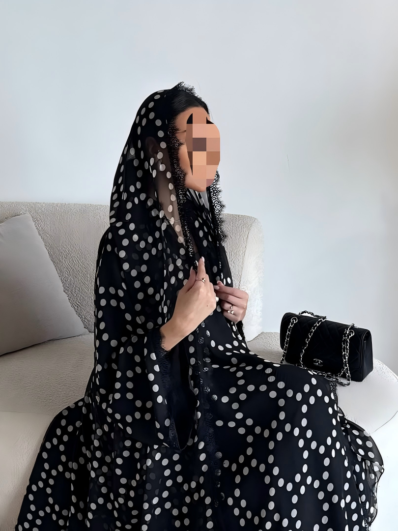 عباية بتفاصيل دانتيل وطبعة نقاط بولكا