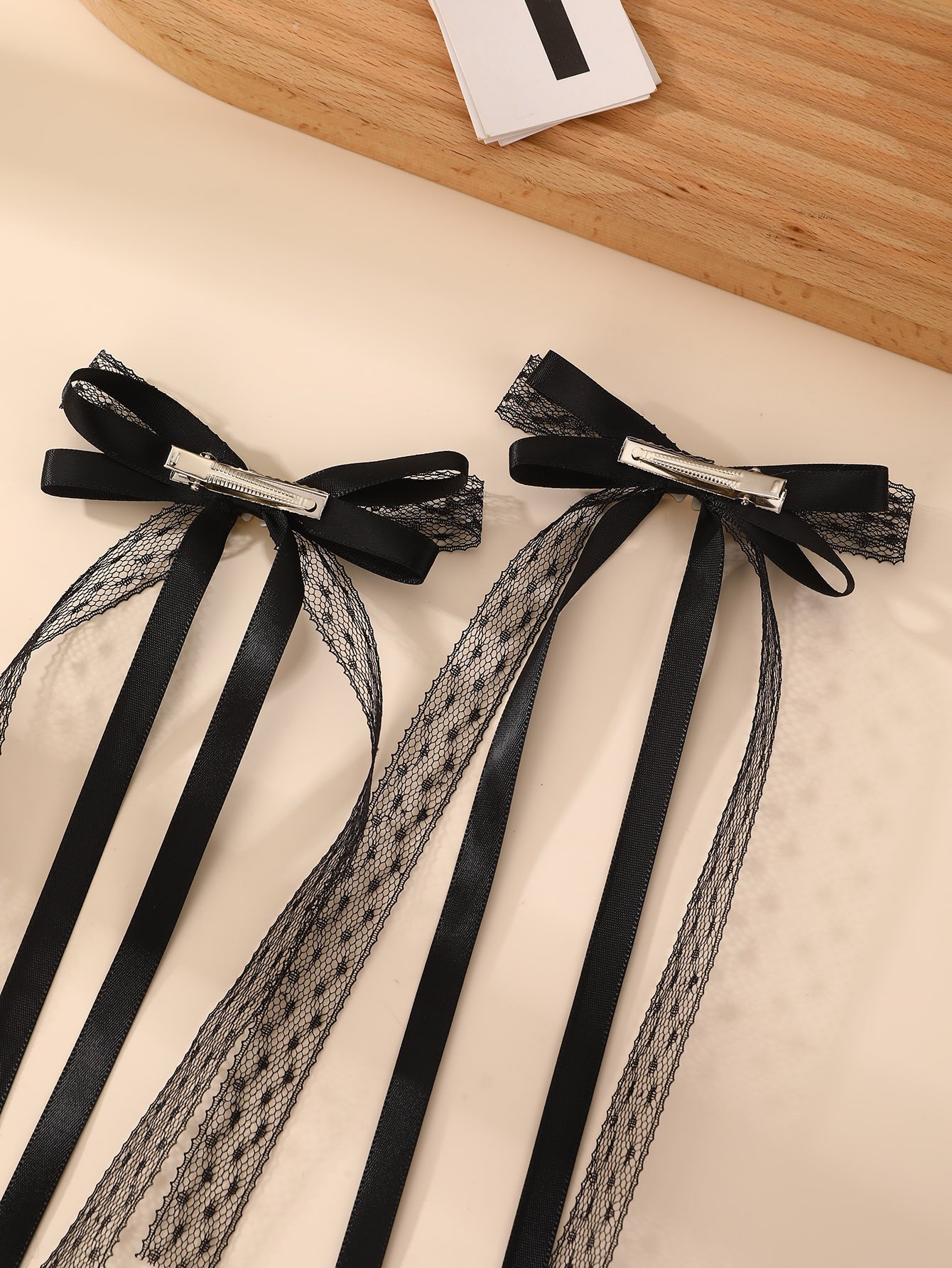 طقم من مشبكي شعر بلون موحد مع شريط طويل بتصميم عقدة