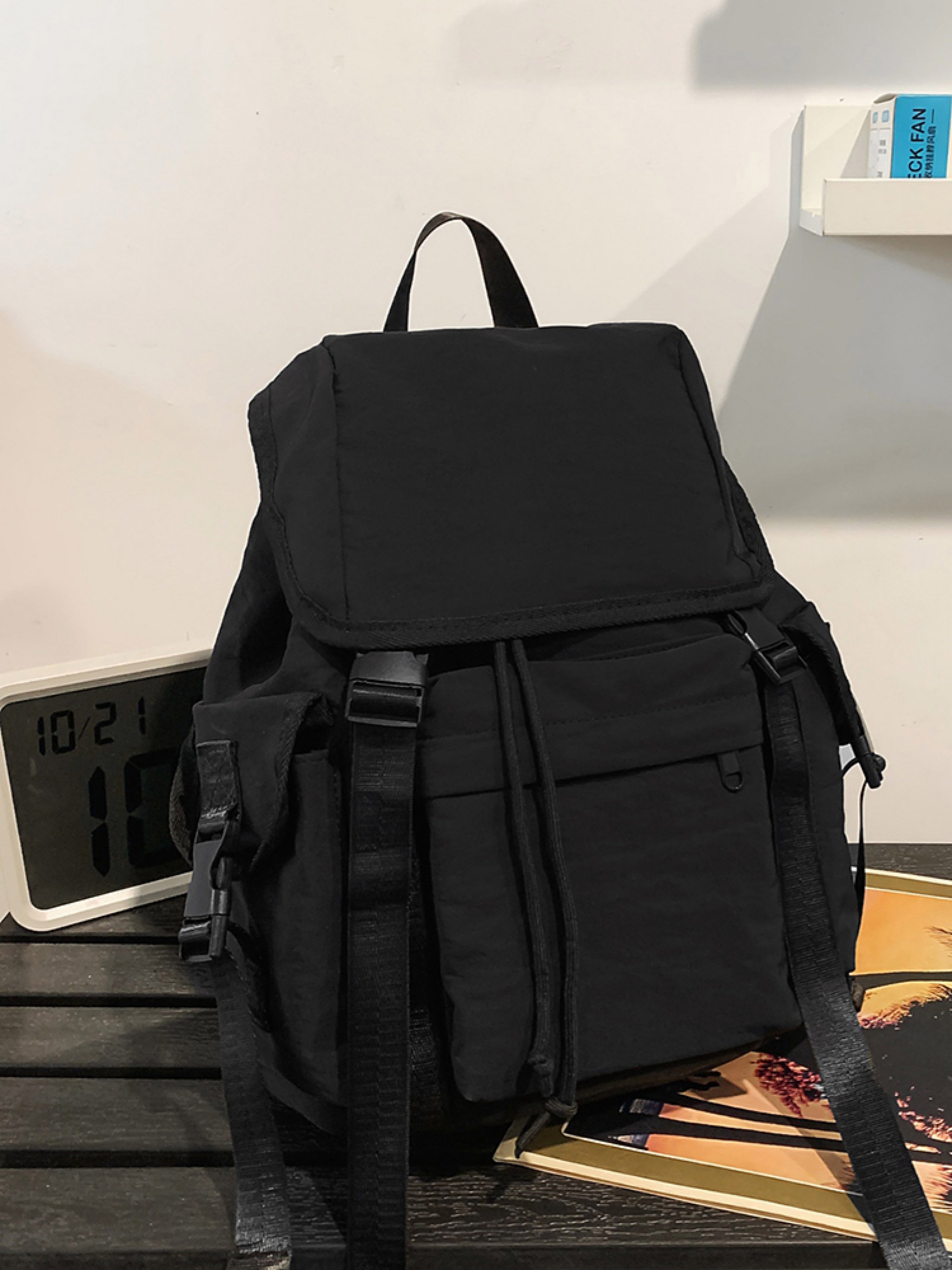 شنطة ظهر برباط إغلاق باللون الأسود