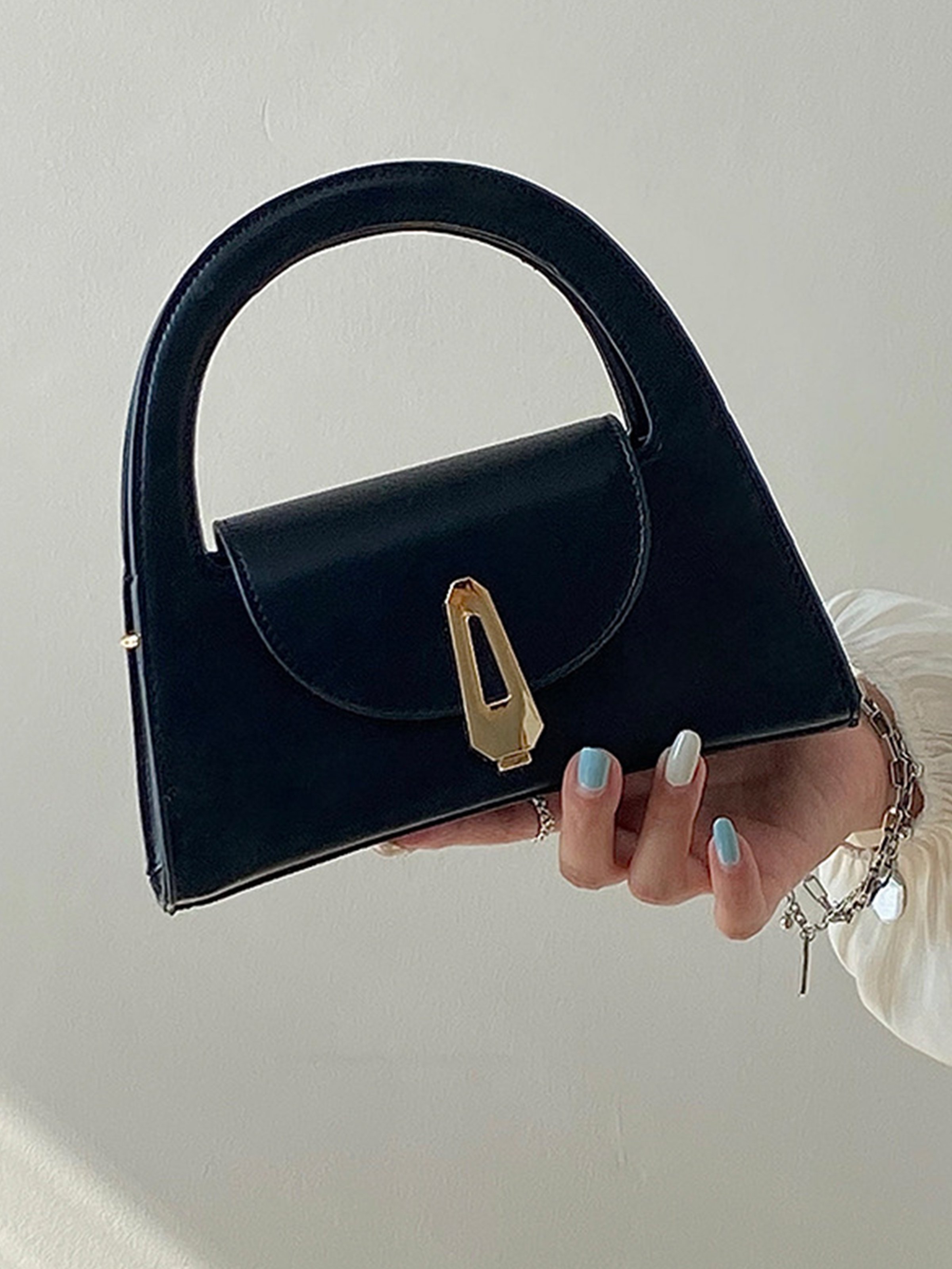 حقيبة كروس بودي سادة وقفل ضغط سوداء