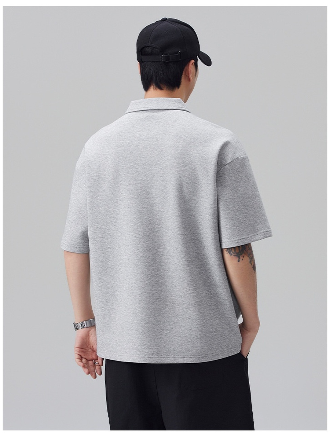 قميص بولو بقصة فضفاضة وياقة مطوية بكسرات للرجال