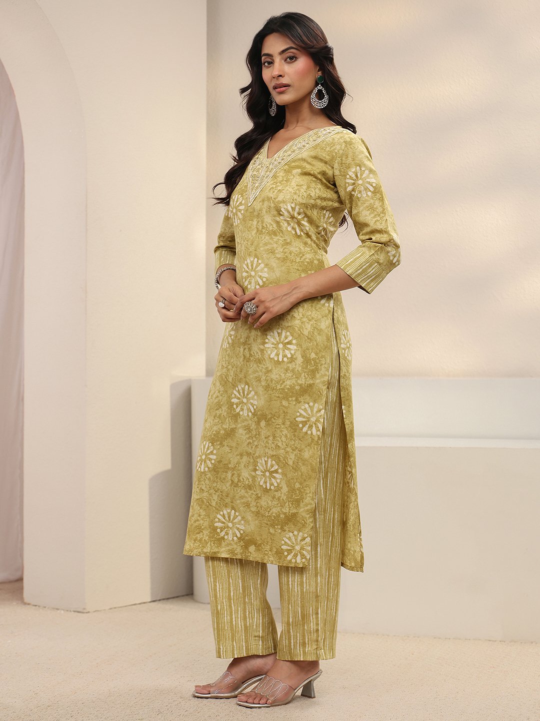 Green Printed Cotton Blend Straight Kurta, Trousers And Dupatta Set