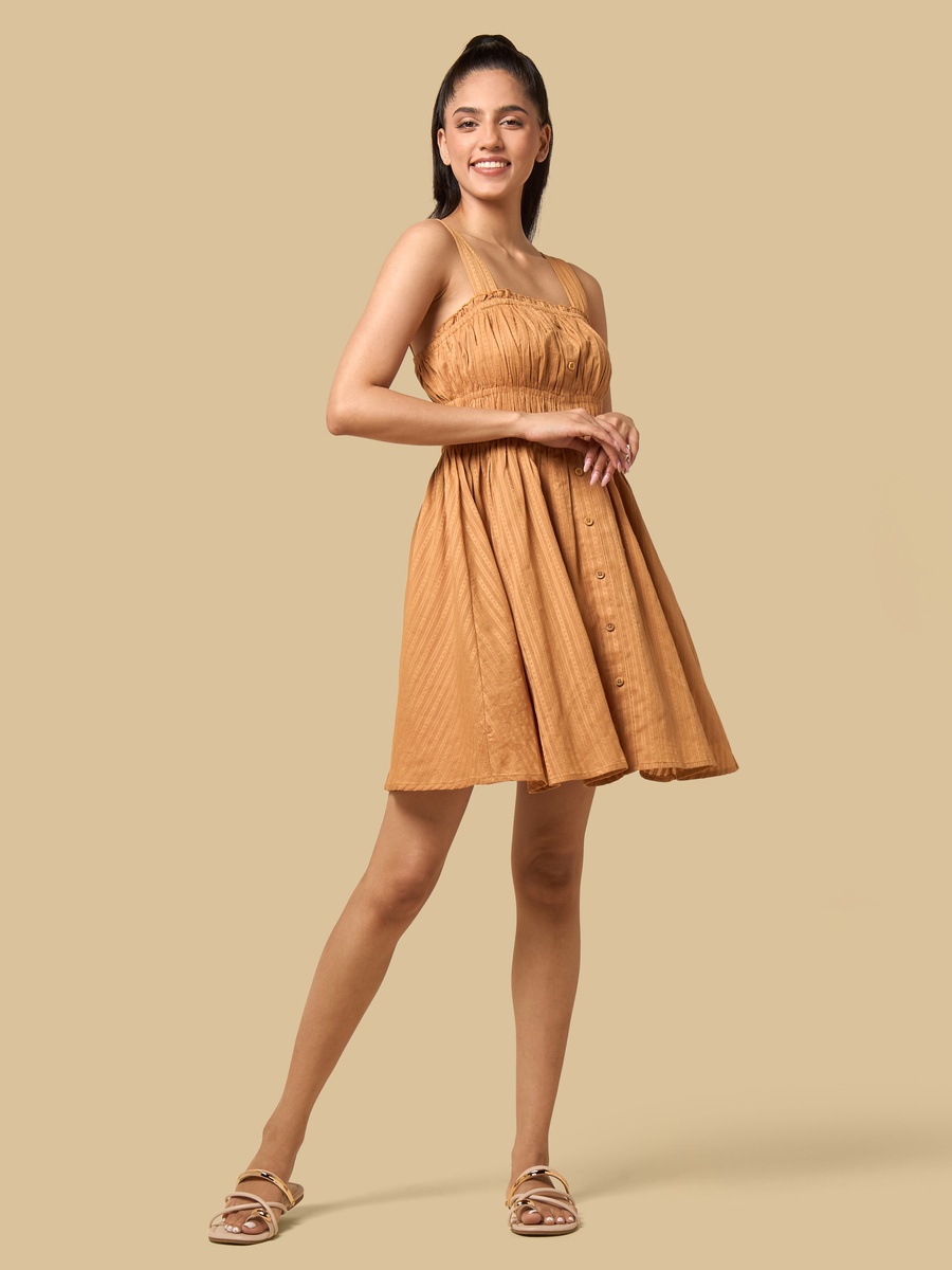 فستان بياقة مربعة بتفاصيل كشكش