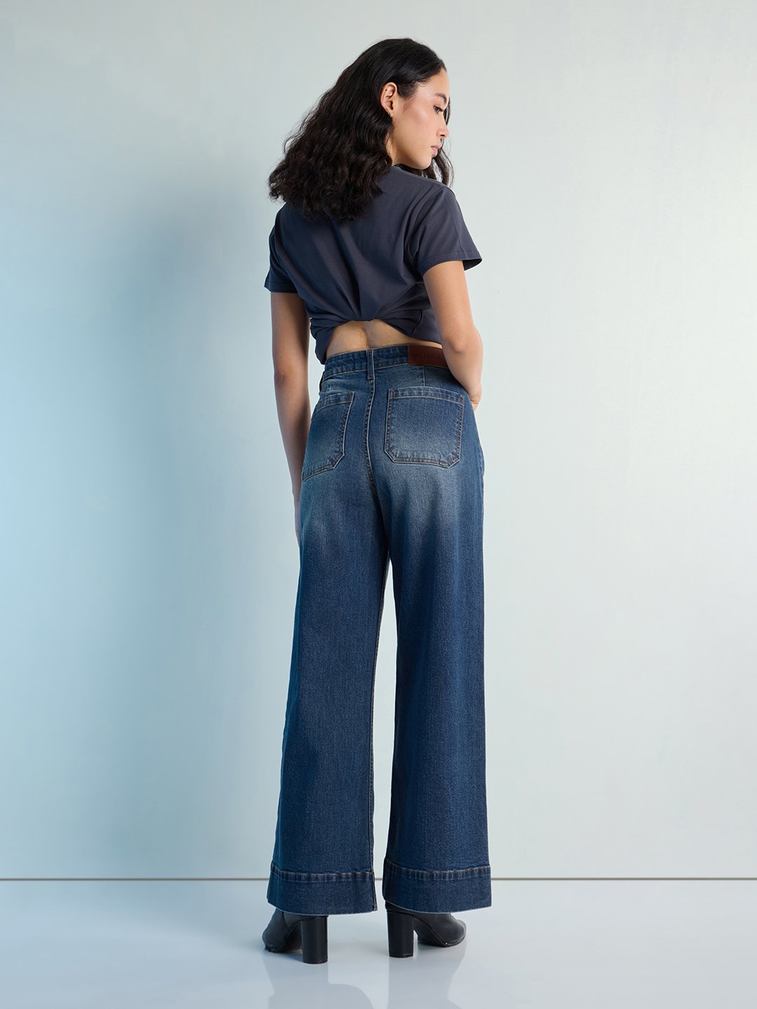 جينز بأرجل واسعة وجيوب رقعة