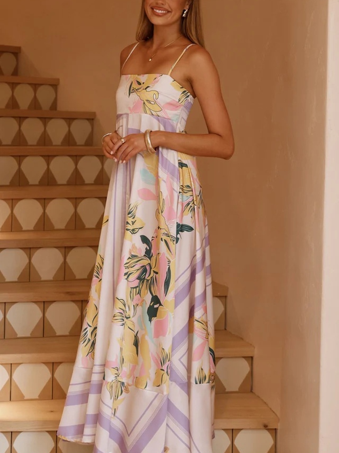 فستان طويل بحافة واسعة وحمالات وطبعة الزهور