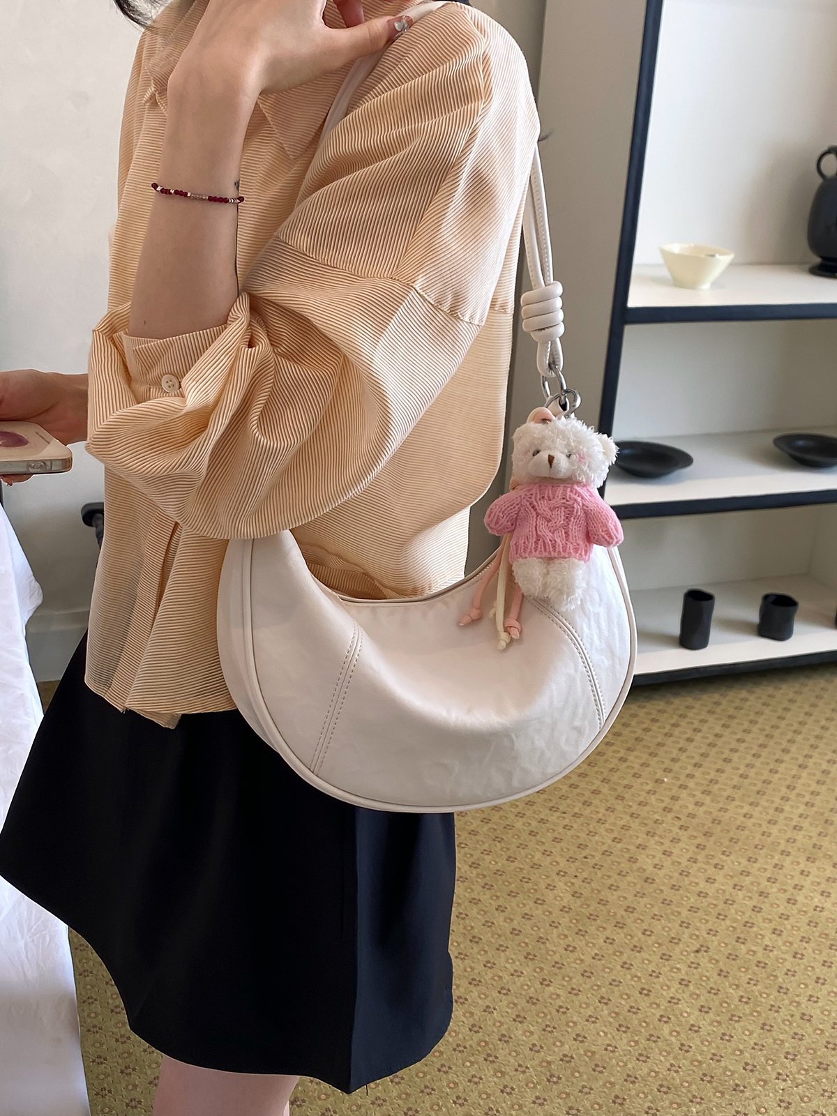 شنطة كتف سادة باللون الأبيض