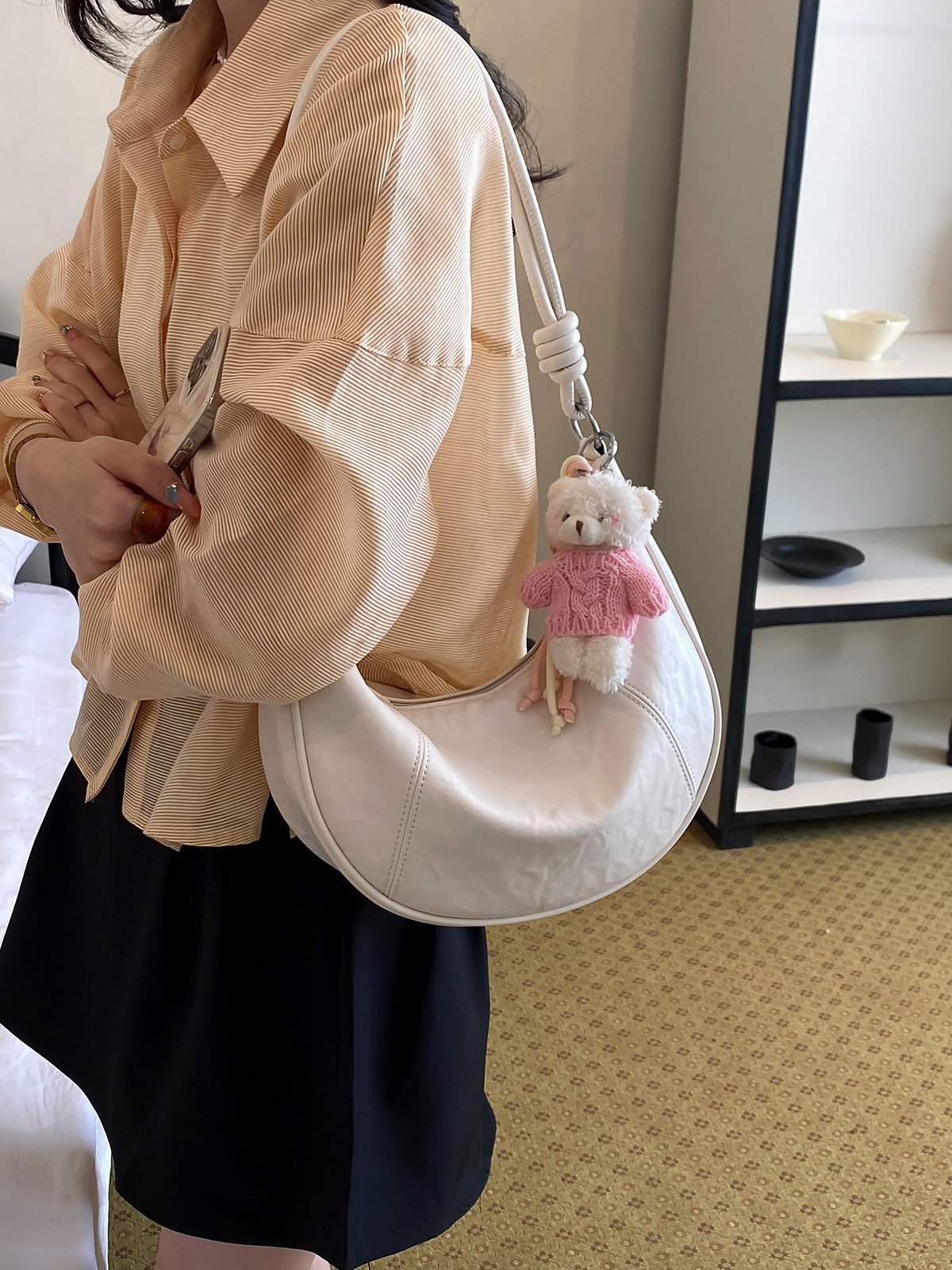 شنطة كتف سادة باللون الأبيض