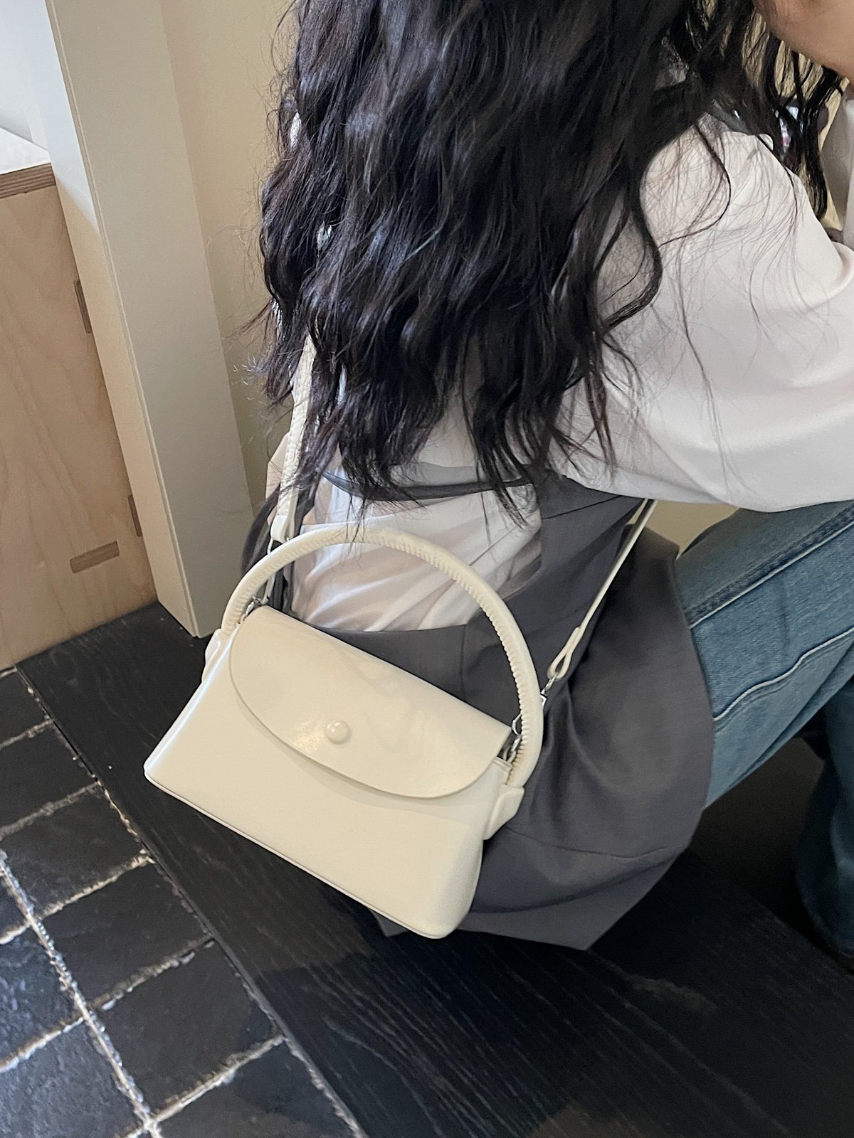 شنطة كتف سادة باللون الأبيض