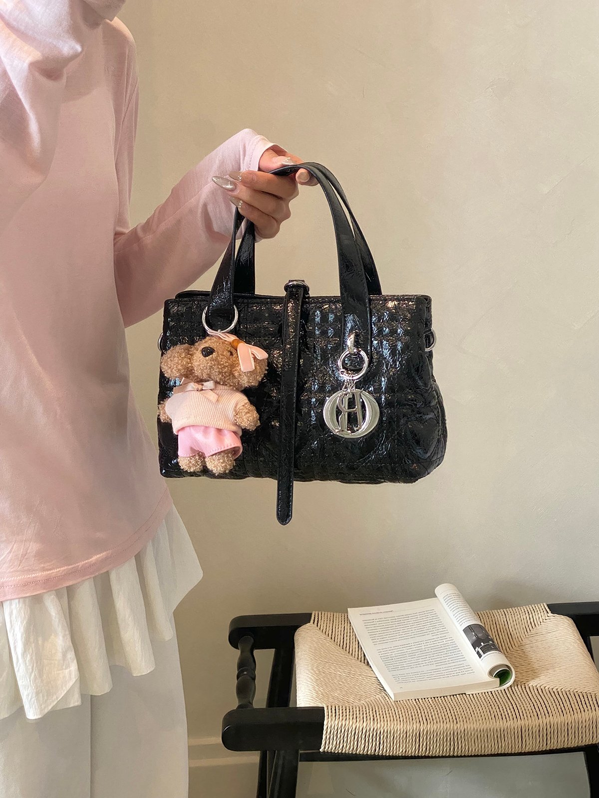 شنطة يد أسود مبطنة مع تعليقة