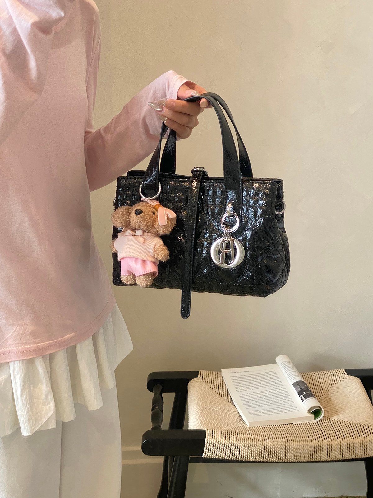 شنطة يد أسود مبطنة مع تعليقة