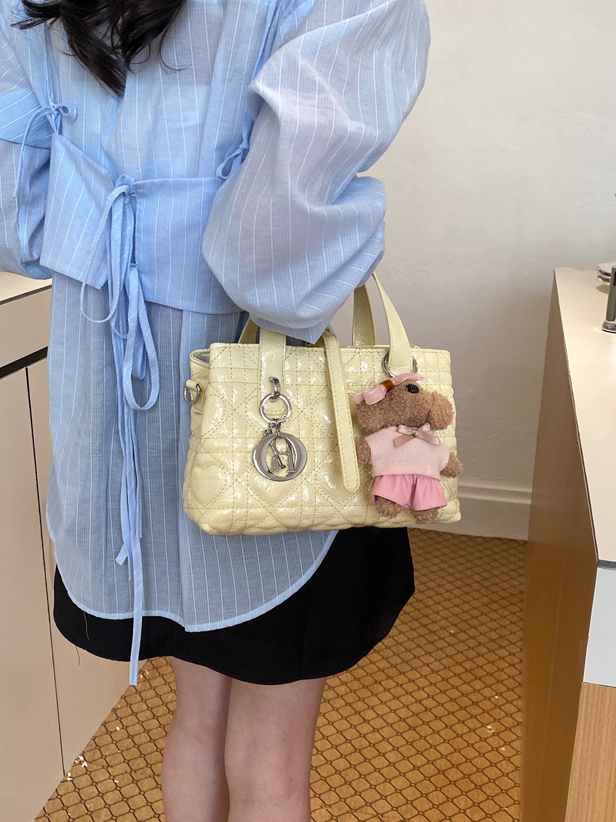 شنطة يد مبطنة باللون الأصفر