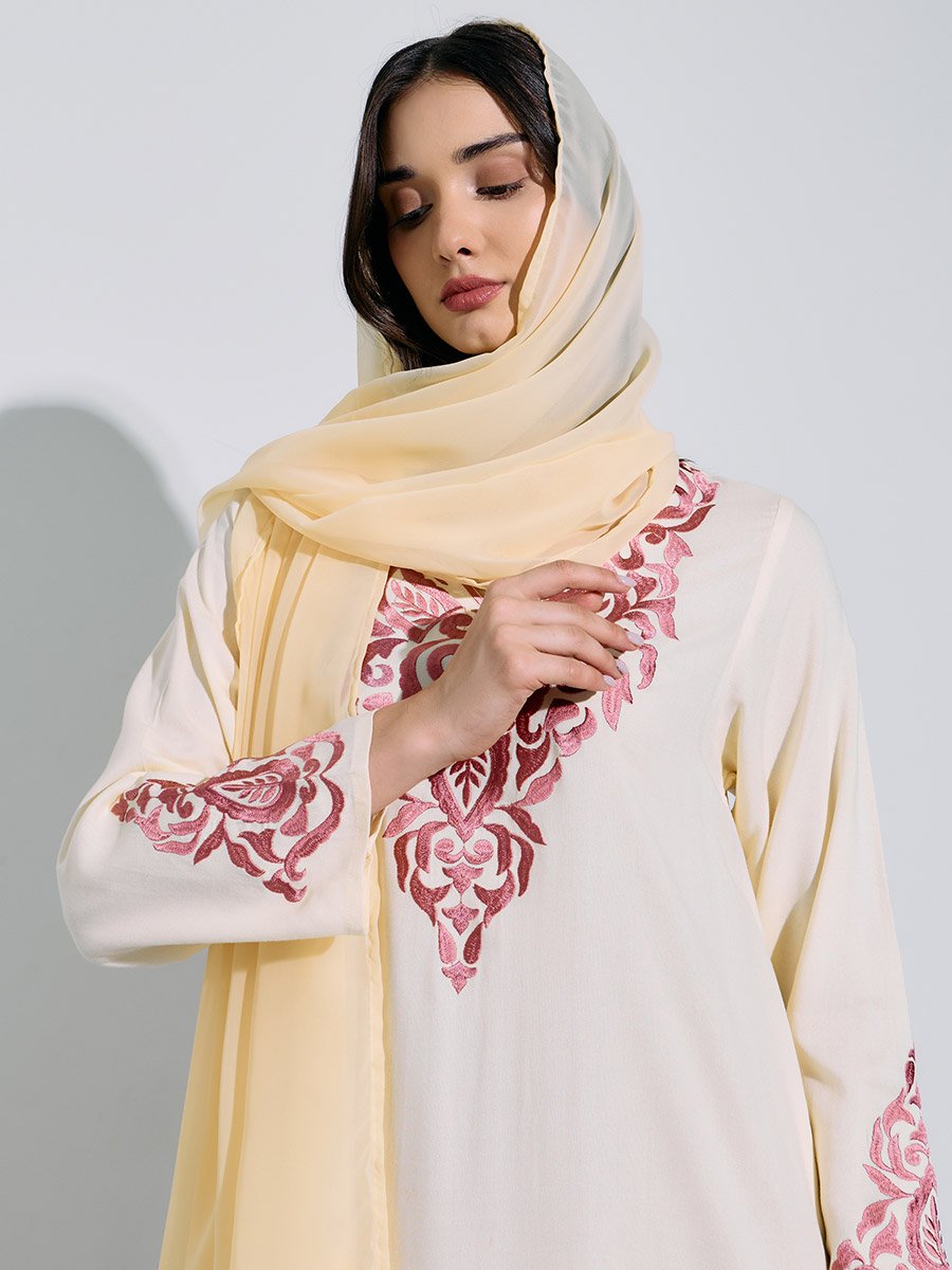 جلابية طويلة كريمي بمطرزات وأكمام طويلة مع وشاح