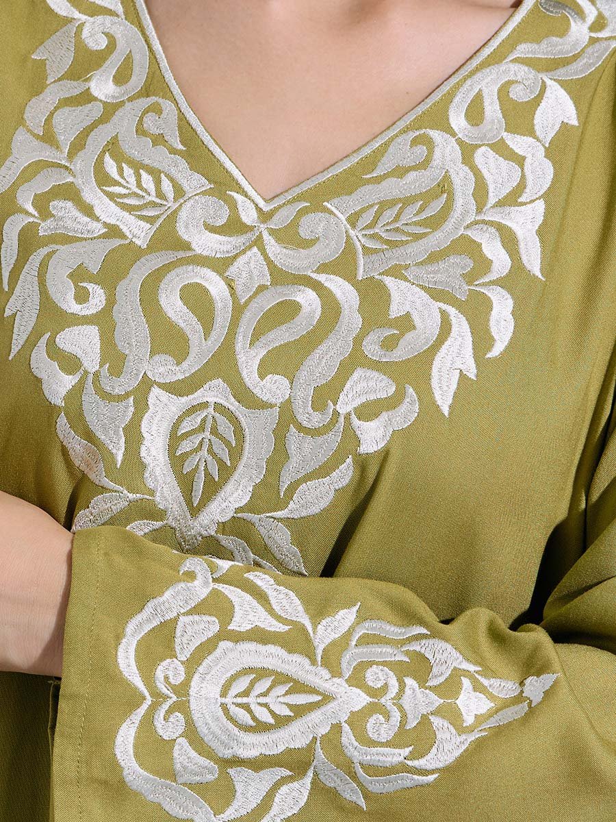 جلابية طويلة خضراء بمطرزات وأكمام طويلة مع وشاح