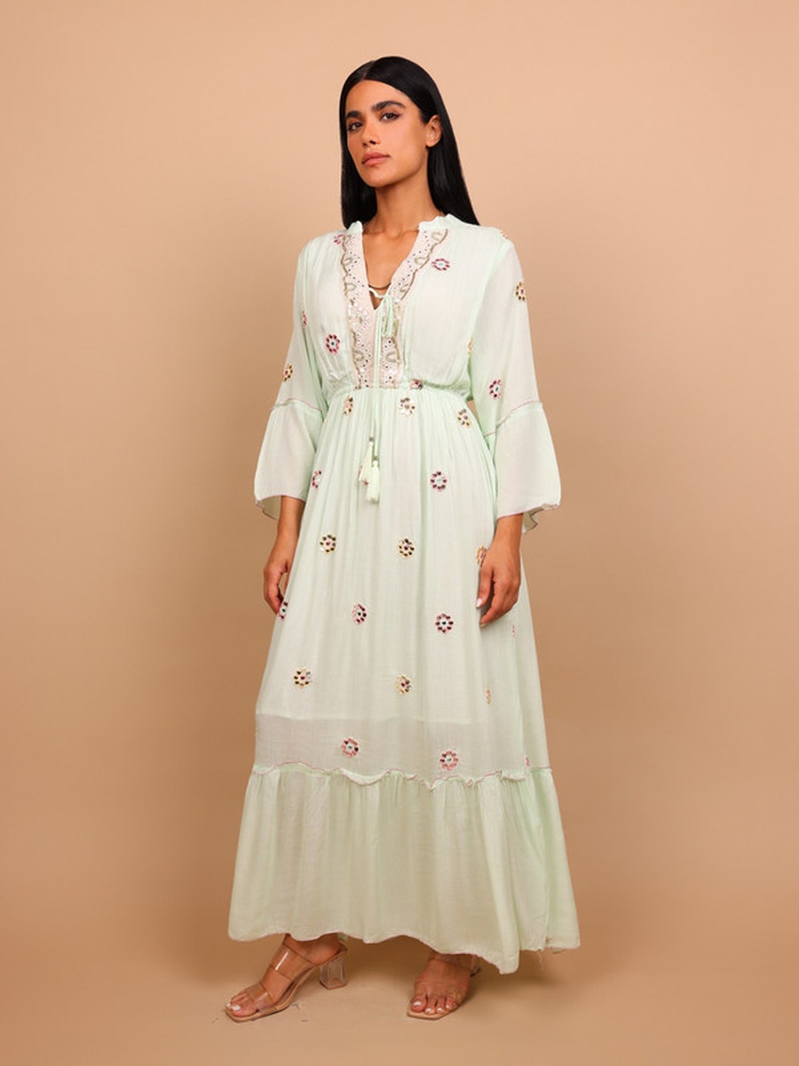فستان طويل بحافة واسعة وتفاصيل مرايا وعروات
