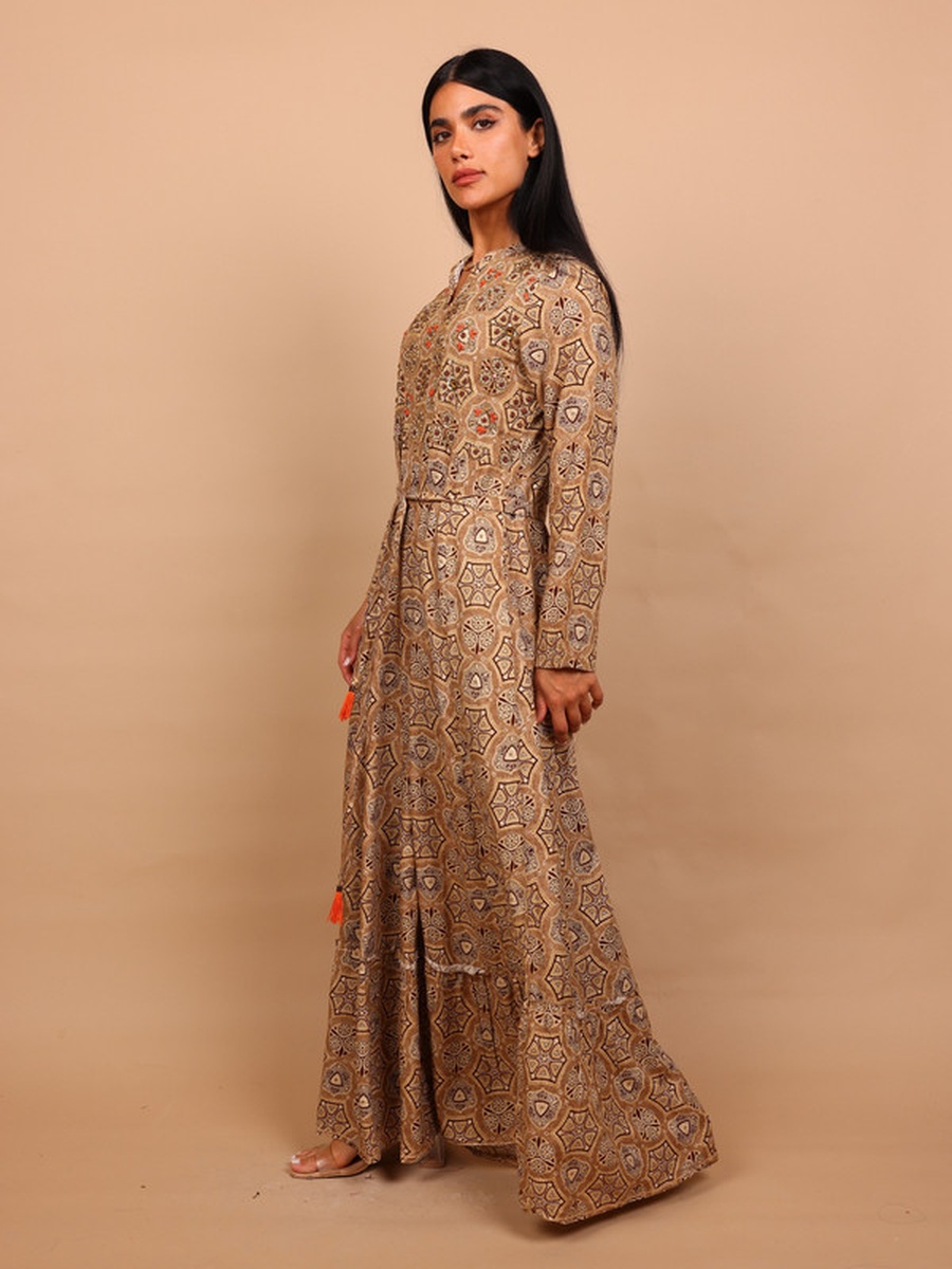 فستان طويل بحافة واسعة وطبعات هندسية
