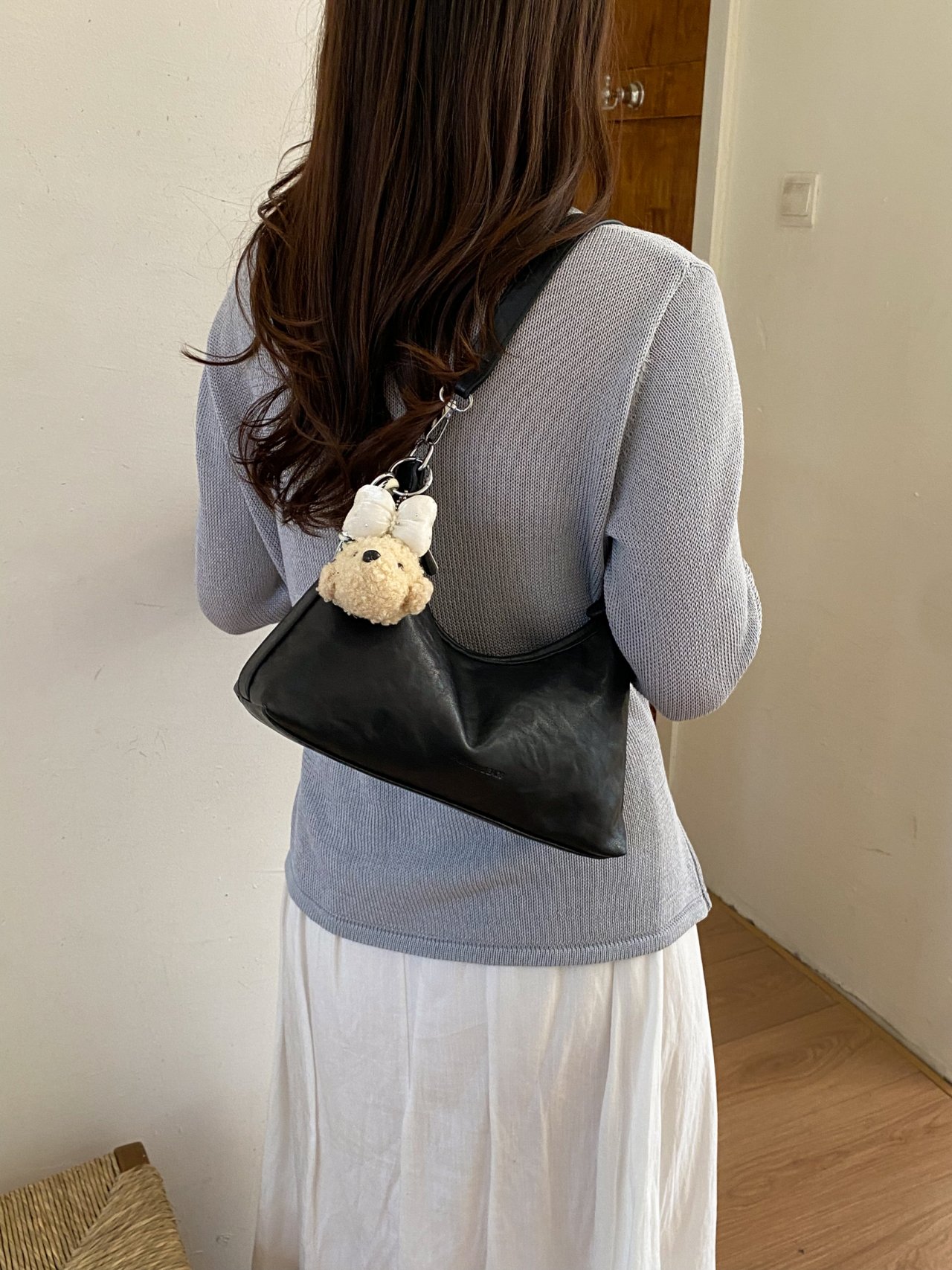 شنطة كتف سادة مع دلاية