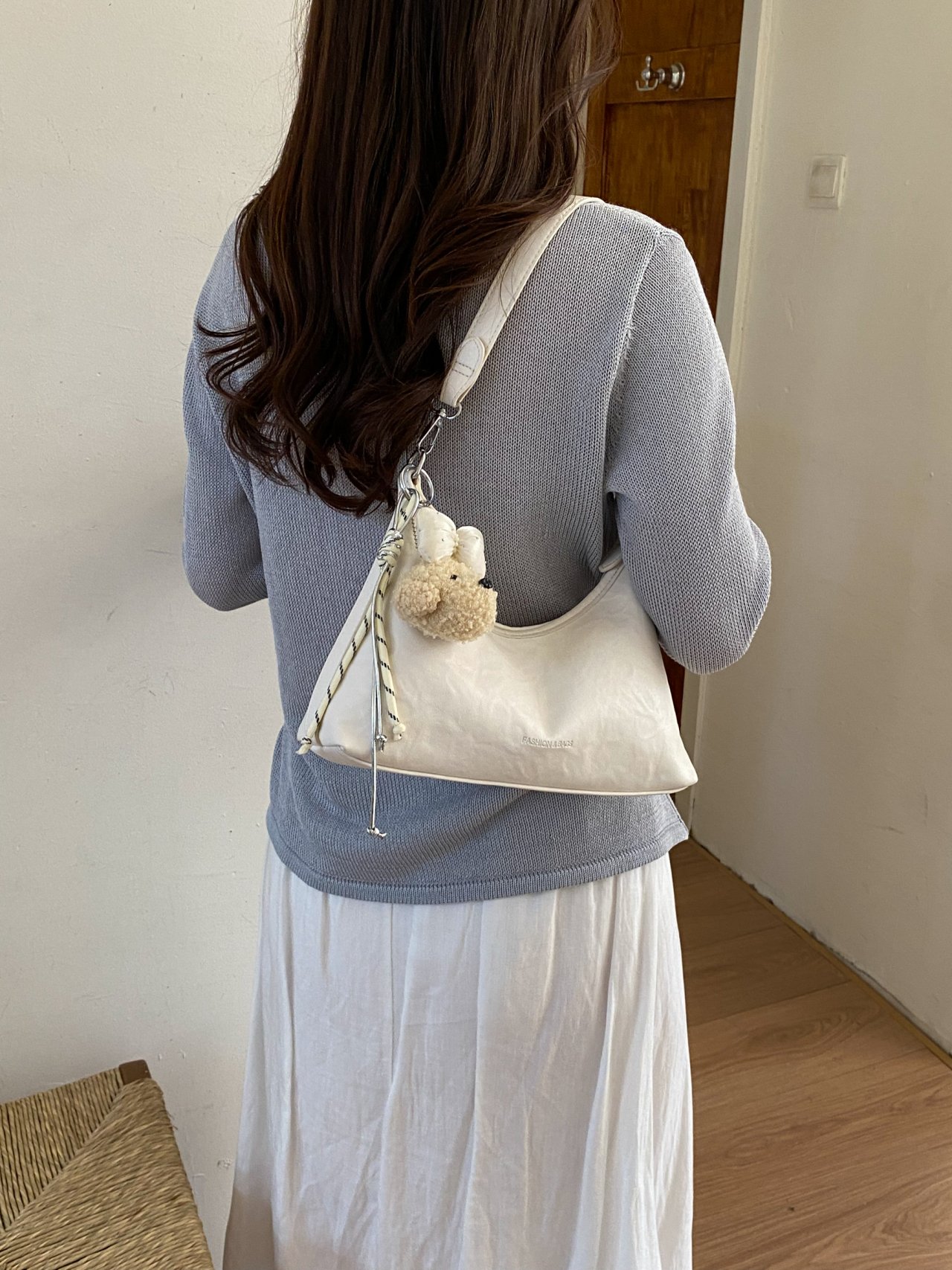 شنطة كتف سادة مع دلاية