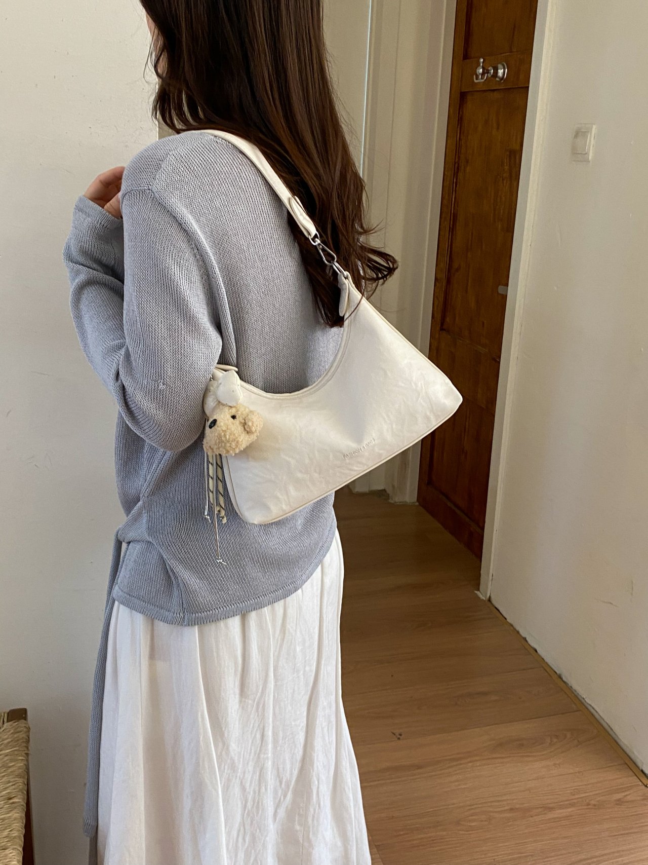 شنطة كتف سادة مع دلاية
