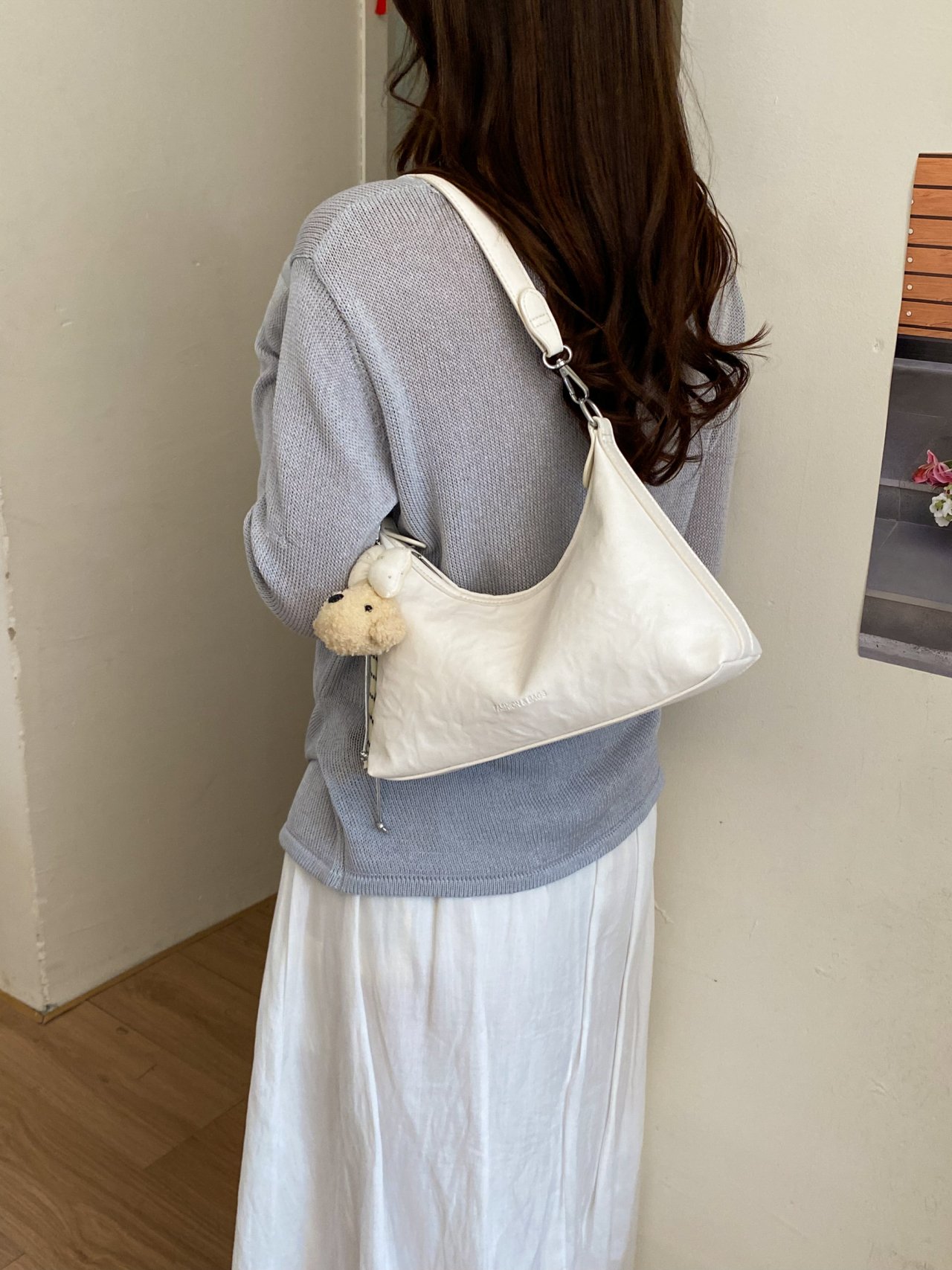 شنطة كتف سادة مع دلاية
