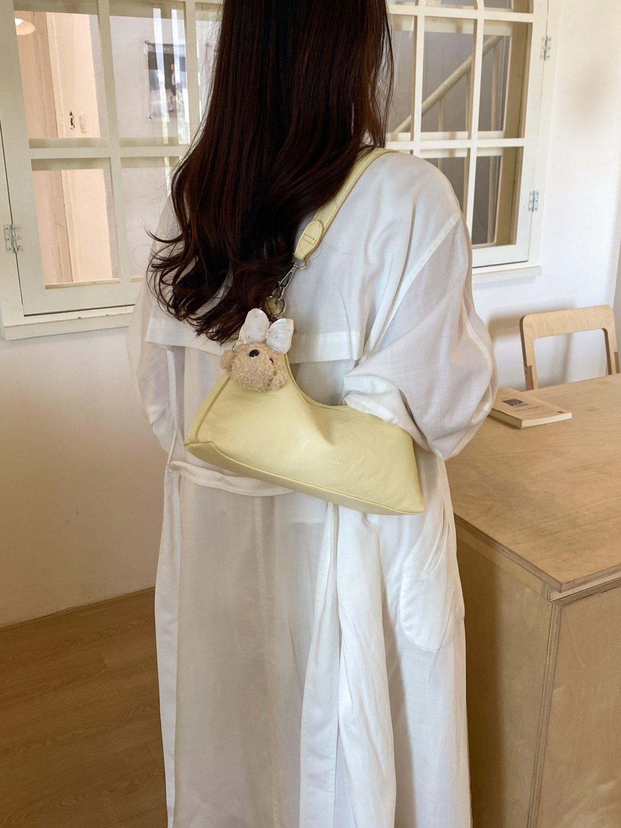 شنطة كتف سادة مع دلاية