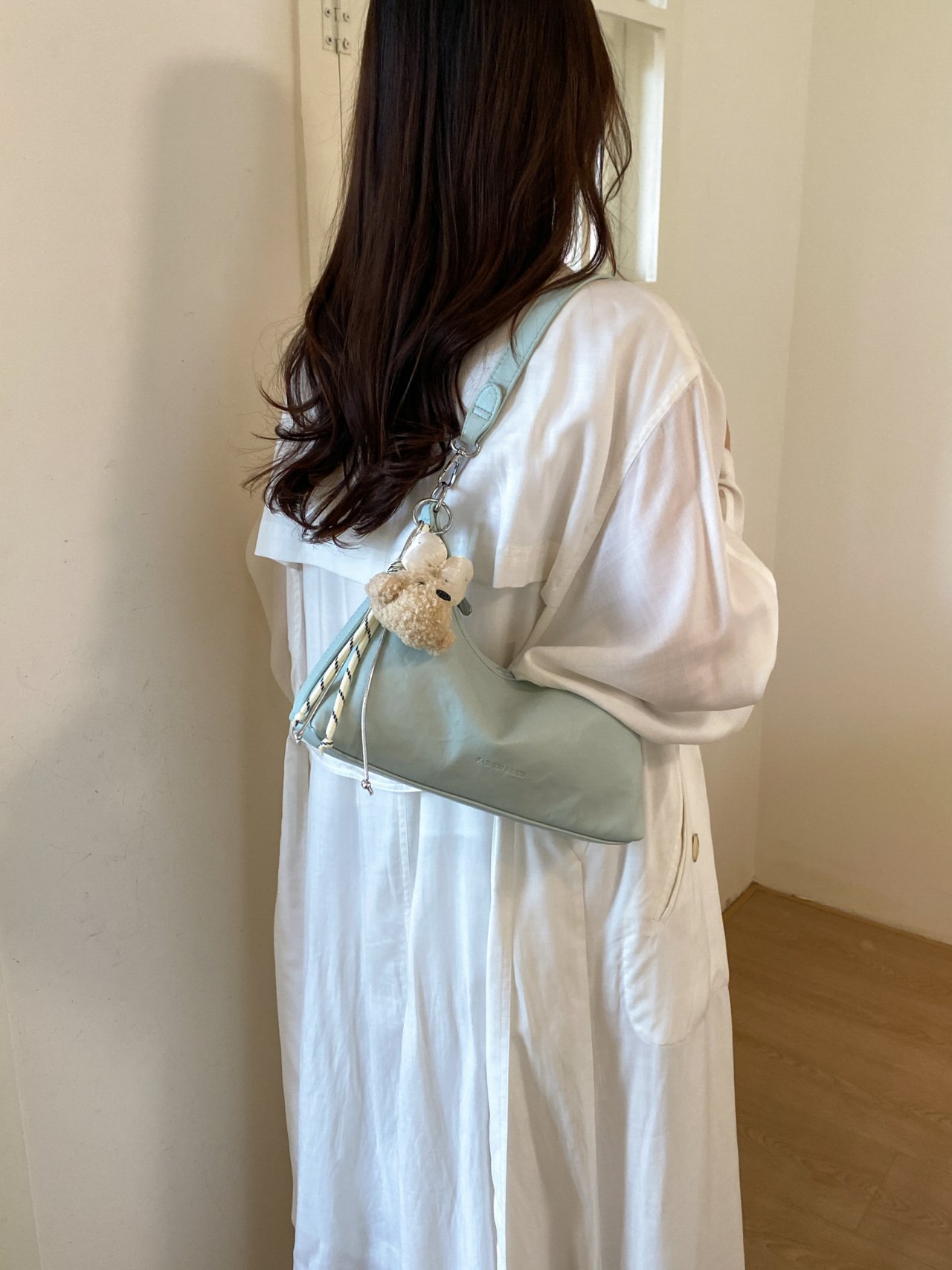 شنطة كتف سادة مع دلاية