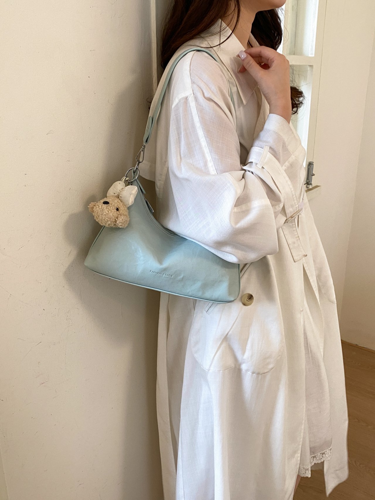 شنطة كتف سادة مع دلاية