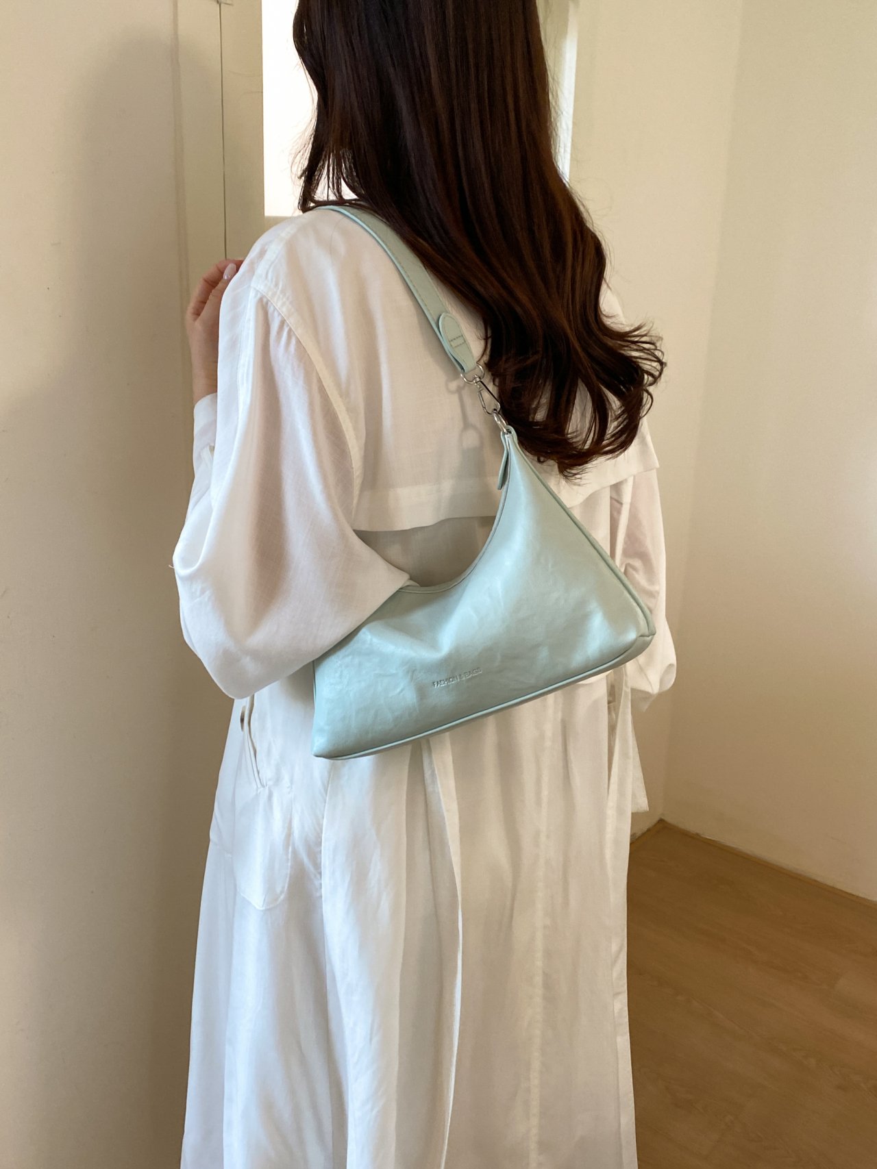 شنطة كتف سادة مع دلاية